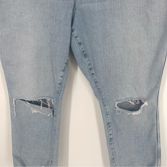 GOOD AMERICAN GOOD CURVE STRAIGHT DISTRESSED HIGH RISE JEANS - Picture 4 of 13